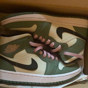 Air Jordan 1 MID